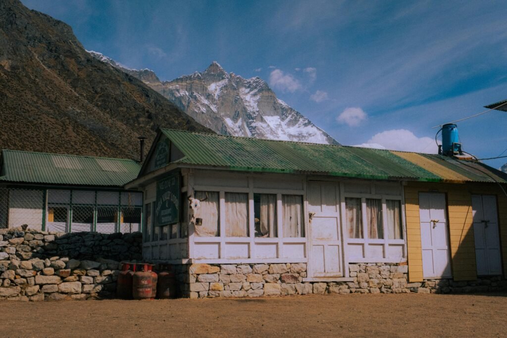 Scenic lodge in the Himalayas with stunning mountain backdrop, perfect for trekking enthusiasts.